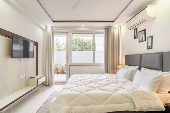 2 bedrooms, desk, iron/ironing board, travel crib