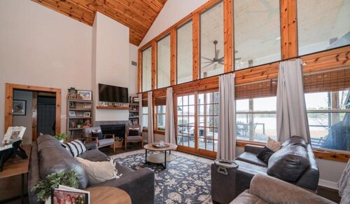 Spacious 5-bedroom Lake House on Lake Gladewater
