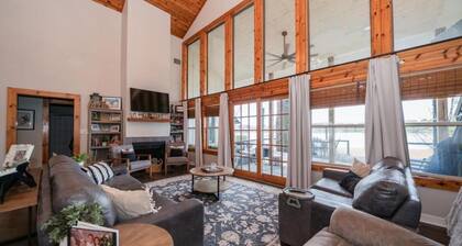 Spacious 5-bedroom Lake House on Lake Gladewater