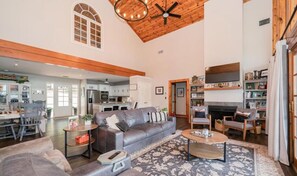 Living area - Spacious 5-bedroom house with AC, WiFi in charming Gladewater (Gladewater)