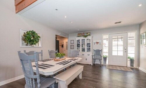 Spacious 5-bedroom Lake House on Lake Gladewater