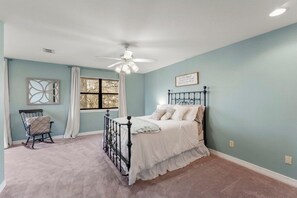 5 habitaciones, tabla de planchar con plancha, wifi y ropa de cama