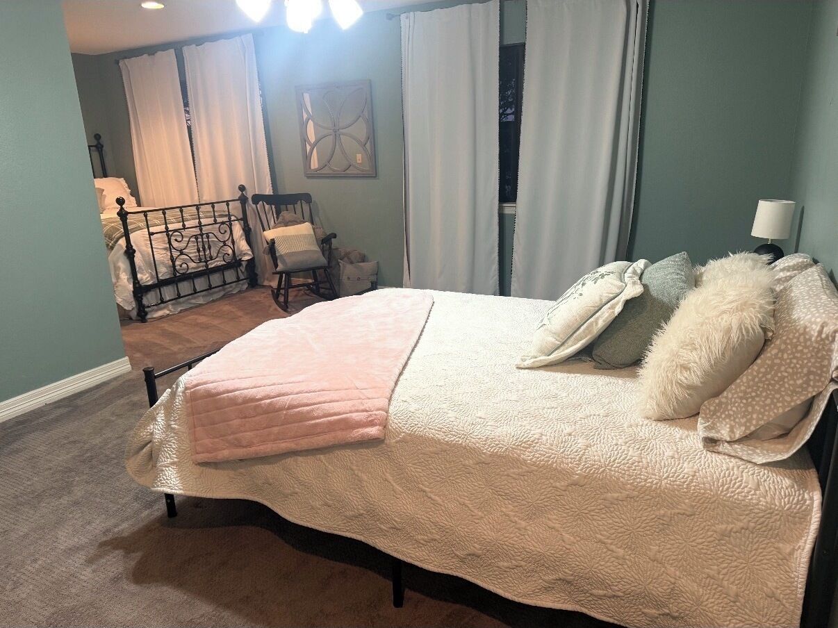 5 bedrooms, iron/ironing board, WiFi, bed sheets