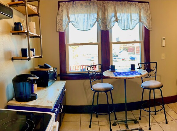 Kylskåp, mikrovågsugn, ugn och spishäll