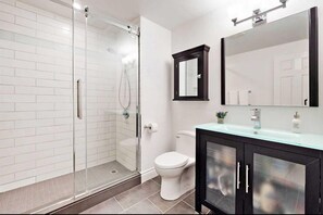 Regadera, secadora de cabello, bidet, jabón 