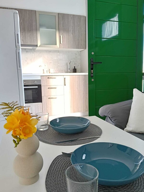 ثلاجة، فرن، موقد طهي مسطح، ماكينة لصنع القهوة/الشاي