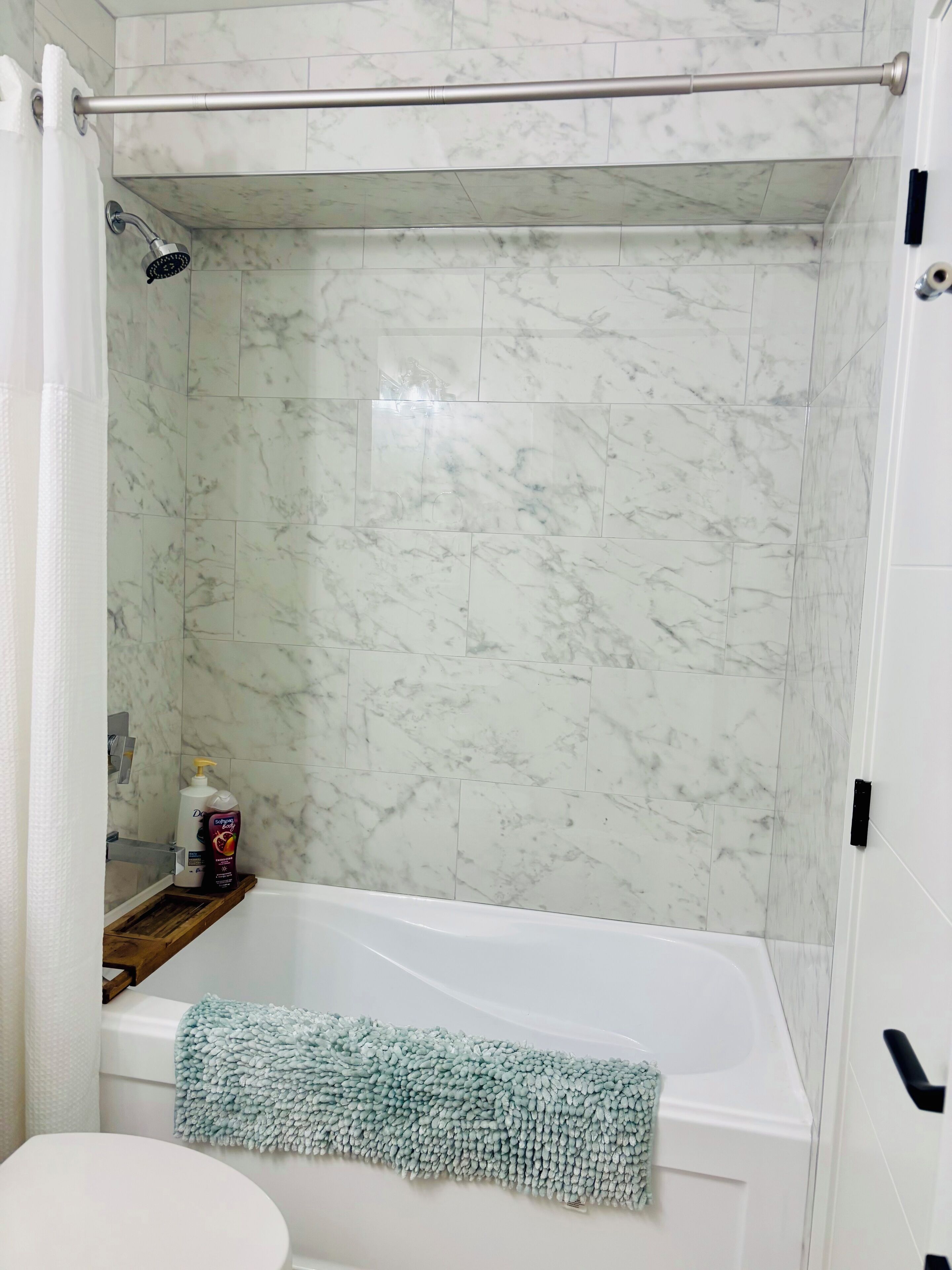 Secadora de cabello, toallas, jabón, shampoo 