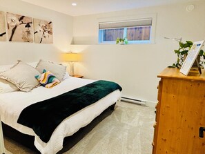 2 bedrooms, travel crib, free WiFi, bed sheets