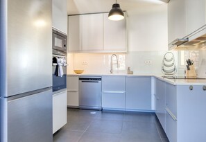 Kühlschrank, Mikrowelle, Ofen, Herdplatte