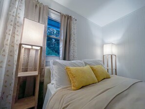 3 bedrooms, desk, iron/ironing board, free WiFi - Spacious & Family-Ready Home w/ Fenced Yard in Lee (Lee)