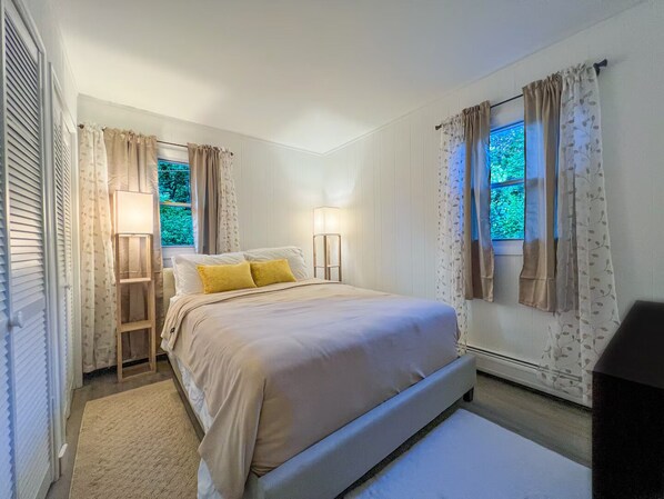 3 chambres, bureau, fer et planche à repasser, accès au Wi-Fi (inclus)