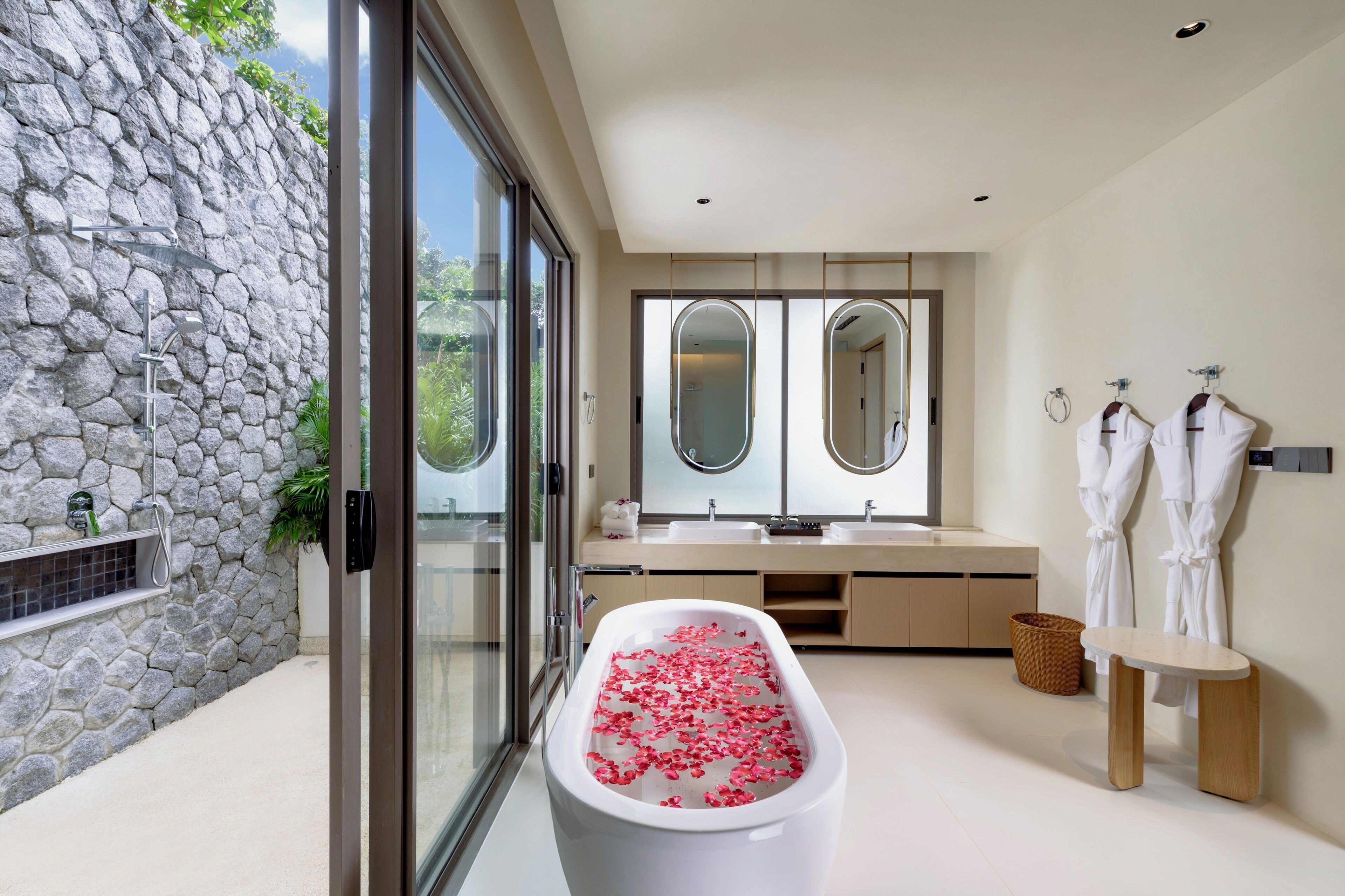 Regadera tipo lluvia, amenidades de baño gratuitas, secadora de cabello 