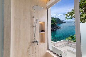 Rainfall showerhead, free toiletries, hair dryer, bathrobes - The Aquila Villa  (Kamala)