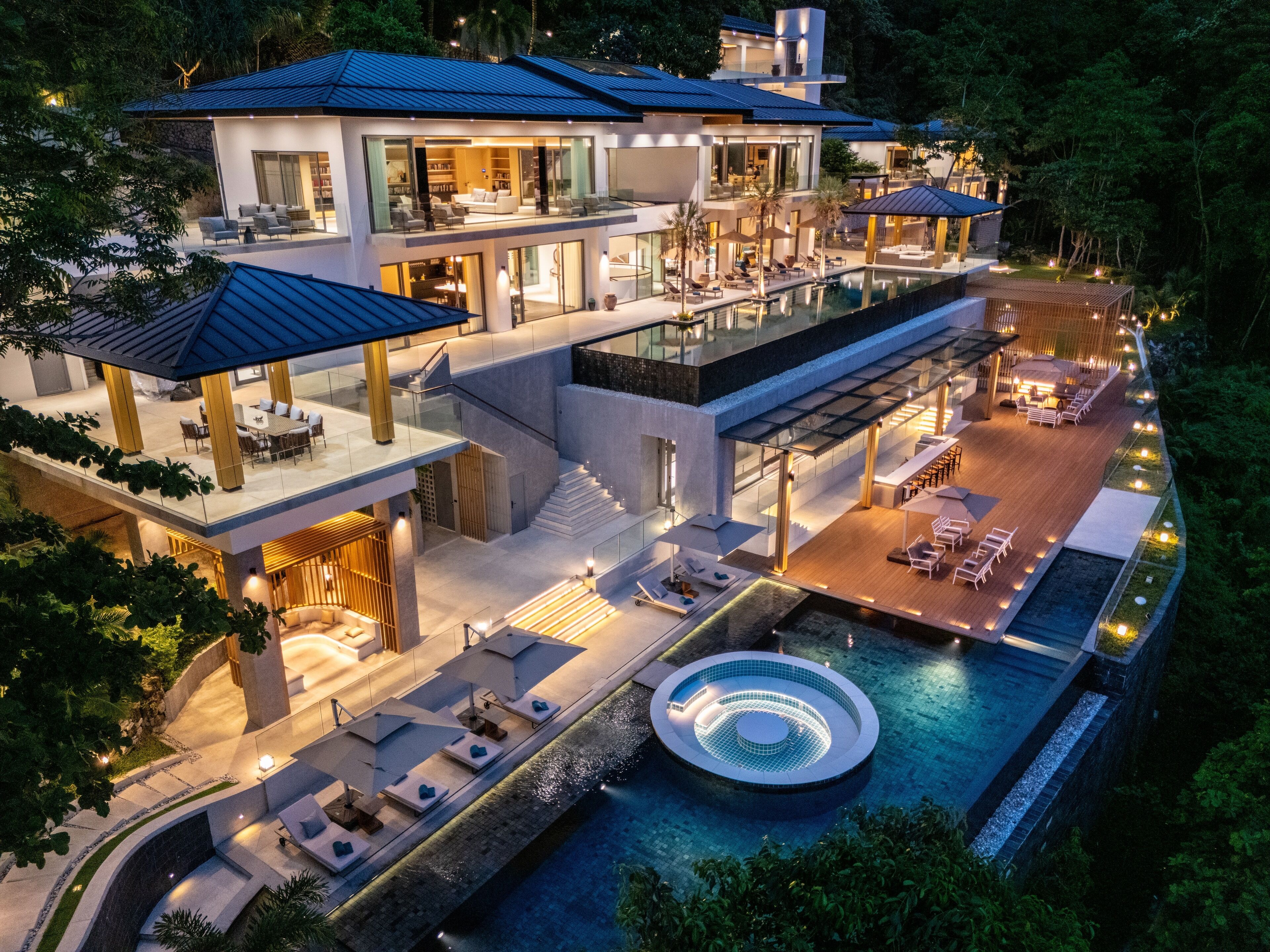 Fachada da propriedade à noite