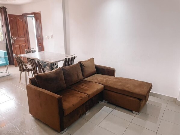 Living area - Cozy 1BR Labone, WiFi/DSTV (Accra)