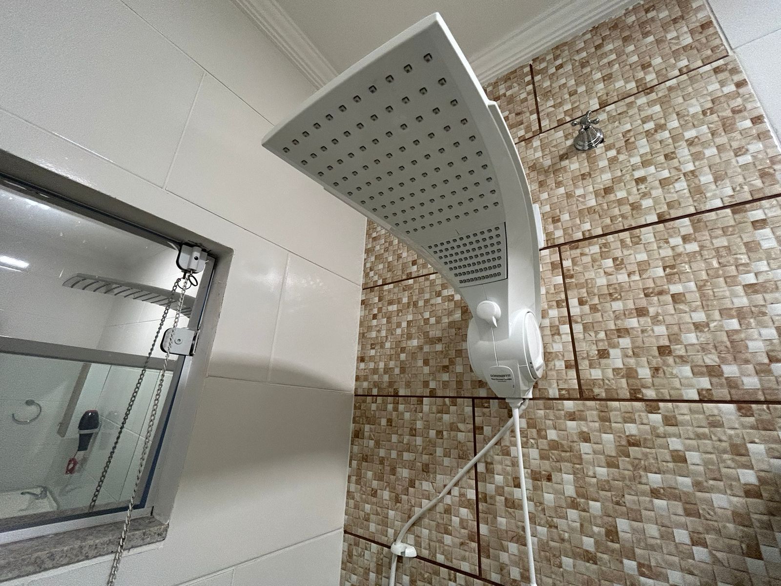 Secador de pelo, bidet, toallas, jabón