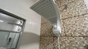 Secador de pelo, bidet, toallas, jabón