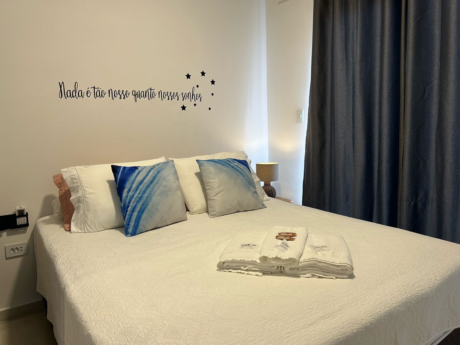 1 chambre, bureau, fer et planche à repasser, lit de bébé portatif