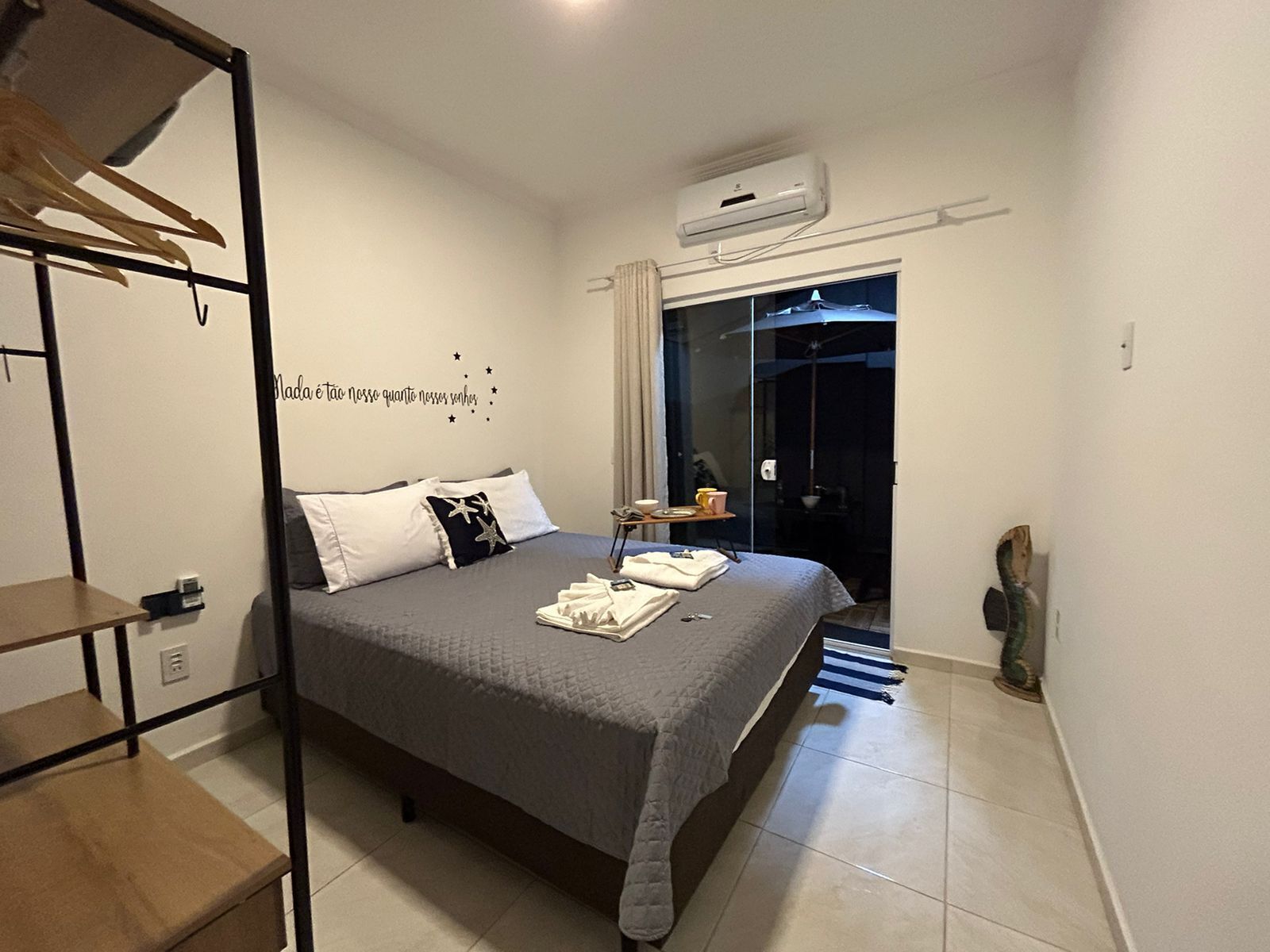 1 quarto, escrivaninha, ferros/tábuas de passar roupa, berço de viagem