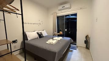 1 quarto, escrivaninha, ferros/tábuas de passar roupa, berço de viagem