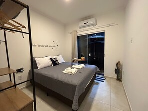 1 quarto, escrivaninha, ferros/tábuas de passar roupa, berço de viagem