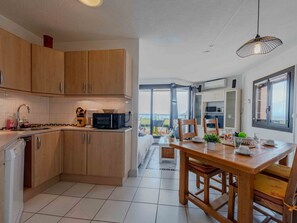 Kühlschrank, Ofen, Geschirrspüler, Kochgeschirr/Geschirr/Besteck