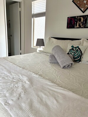 2 chambres, bureau, fer et planche à repasser, accès au Wi-Fi (inclus)