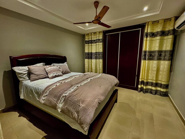 2 chambres, fer et planche à repasser, Wi-Fi, draps fournis