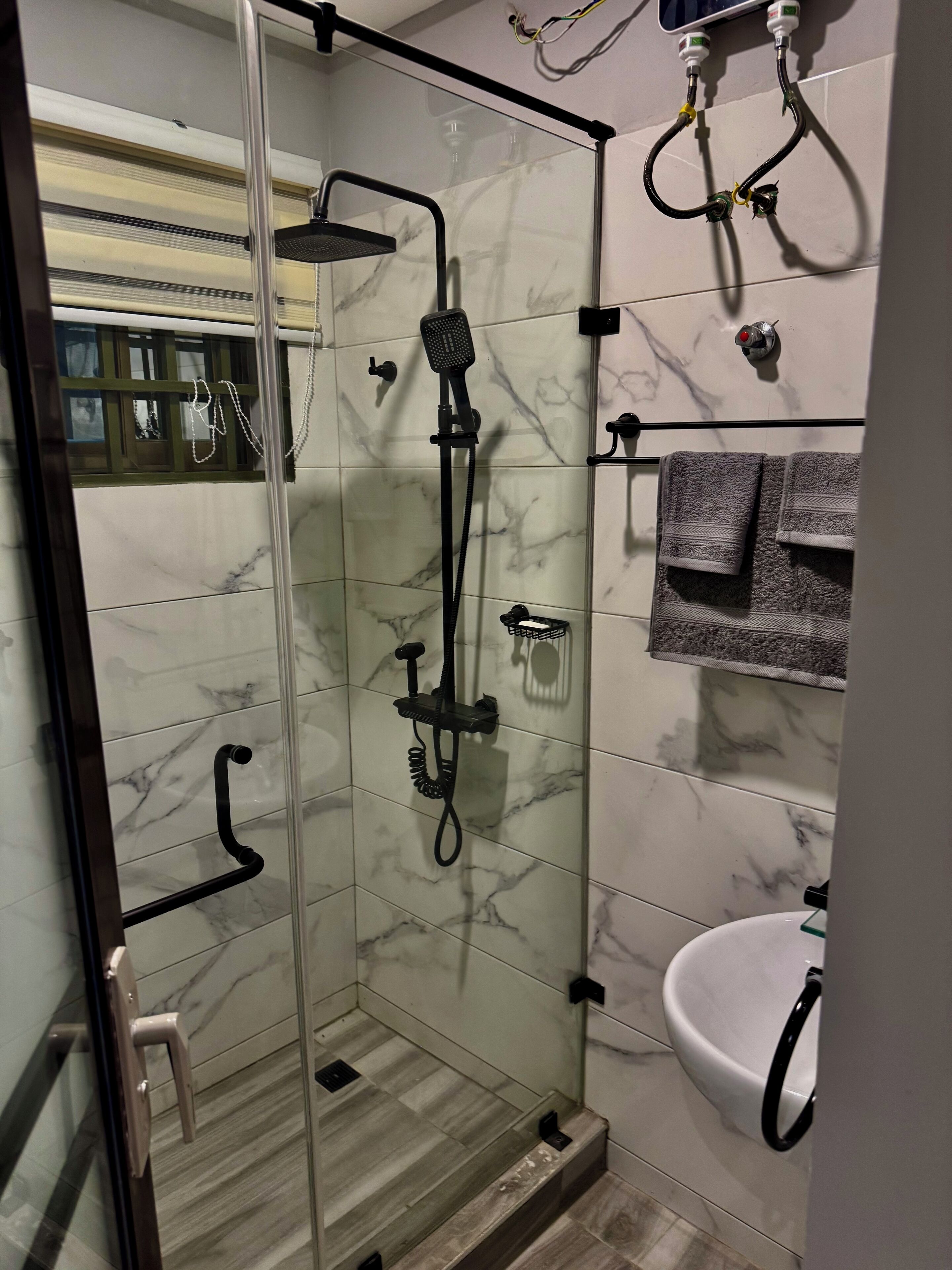 ヘアドライヤー、タオル、石鹸、トイレットペーパー