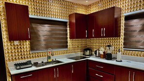 Cocina con armarios de madera, un lavamanos y una encimera.
