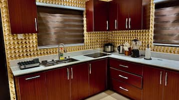Refrigerador, microondas, horno y parrilla de estufa