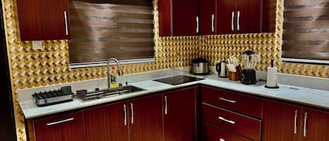 Frigorifero, microonde, forno, piano cottura