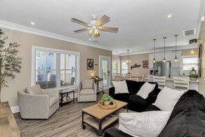 Älytelevisio, takka, DVD-soitin, kirjoja