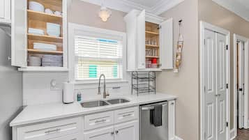 Coffee/tea maker, fridge, microwave, oven