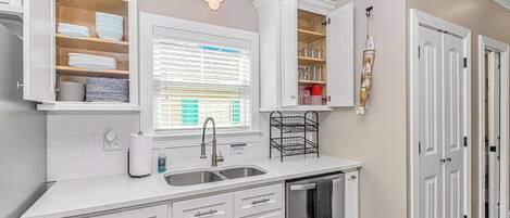 Coffee/tea maker, fridge, microwave, oven