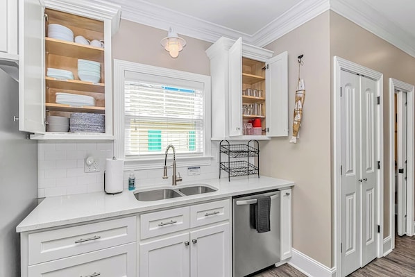 Coffee/tea maker, fridge, microwave, oven