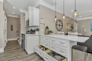 Cafetera y tetera, refrigerador, microondas y horno 