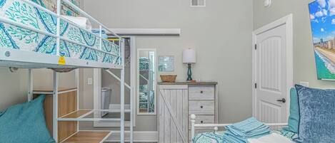 5 bedrooms, iron/ironing board, free WiFi, bed sheets