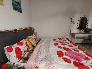 1 habitación, escritorio, tabla de planchar con plancha y wifi gratis 