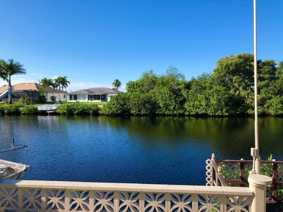 WATERFRONT WARM MINERAL SPRINGS GETAWAY
