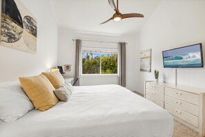 3 habitaciones, escritorio y tabla de planchar con plancha