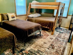 3 slaapkamers, een strijkplank/strijkijzer, wifi, beddengoed
