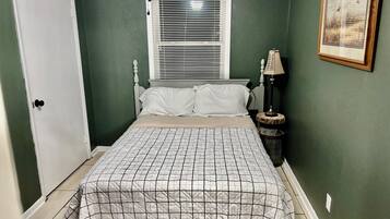 3 makuuhuonetta, silitysrauta/-lauta, Wi-Fi, vuodevaatteet