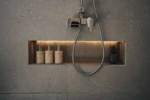 Kostenlose Toilettenartikel, Haartrockner, Bademäntel, Hausschuhe