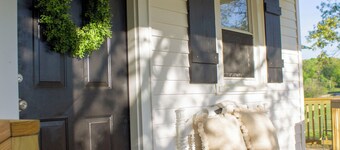 Quaint 2-bedroom home on an one acre lot in lovely Alvaton with AC and WiFi.