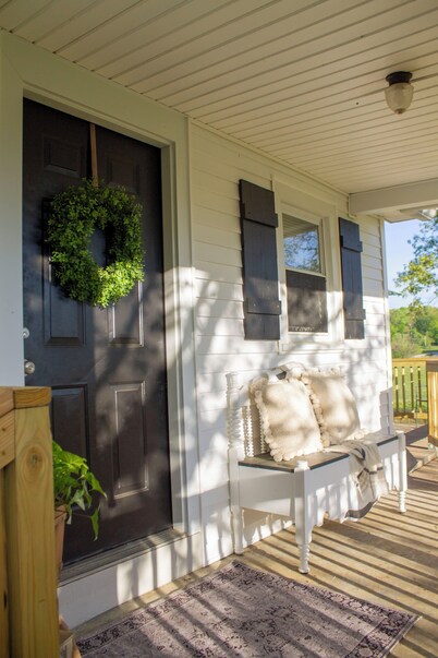 Quaint 2-bedroom home on an one acre lot in lovely Alvaton with AC and WiFi.