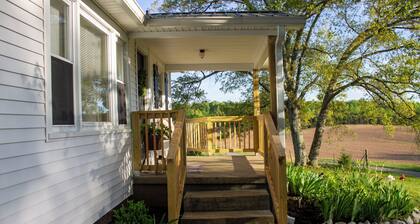 Quaint 2-bedroom home on an one acre lot in lovely Alvaton with AC and WiFi.