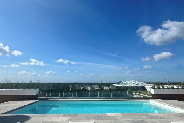 Una piscina al aire libre