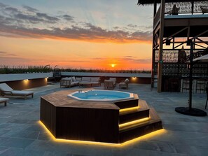 A rooftop terrace with a hot tub, seating area, and a view of the sunset. - Hotel Mundo Maya Tulum Aeropuerto (Chunyaxché)