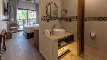 Habitación estándar, vista al jardín | Baño | Regadera, secadora de cabello, toallas, jabón